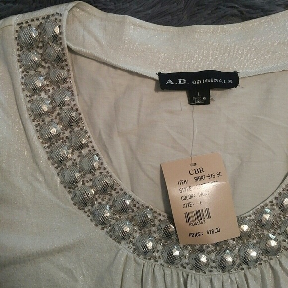 Nwt! Slightly shimmering T shirt. - Picture 2 of 3